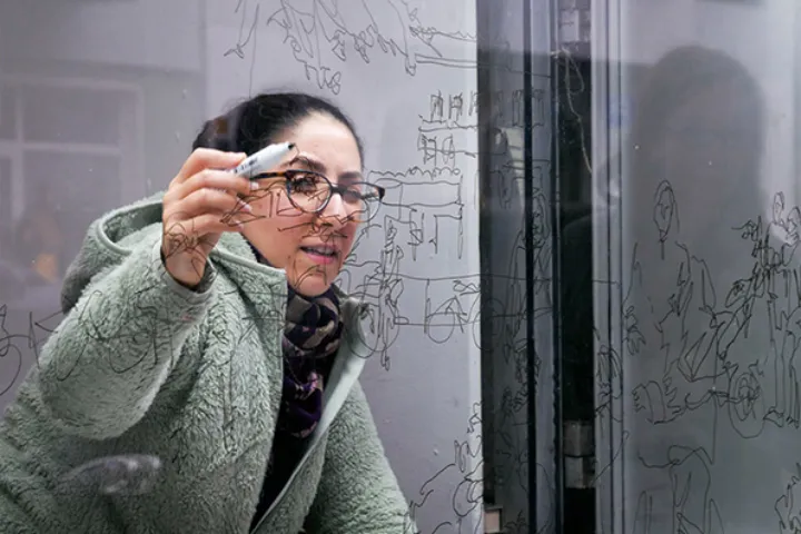 آیلین بهمنی‌پور هنرمند ایرانی کانادایی با زبان هنر از فیلترینگ در ایران می‌گوید